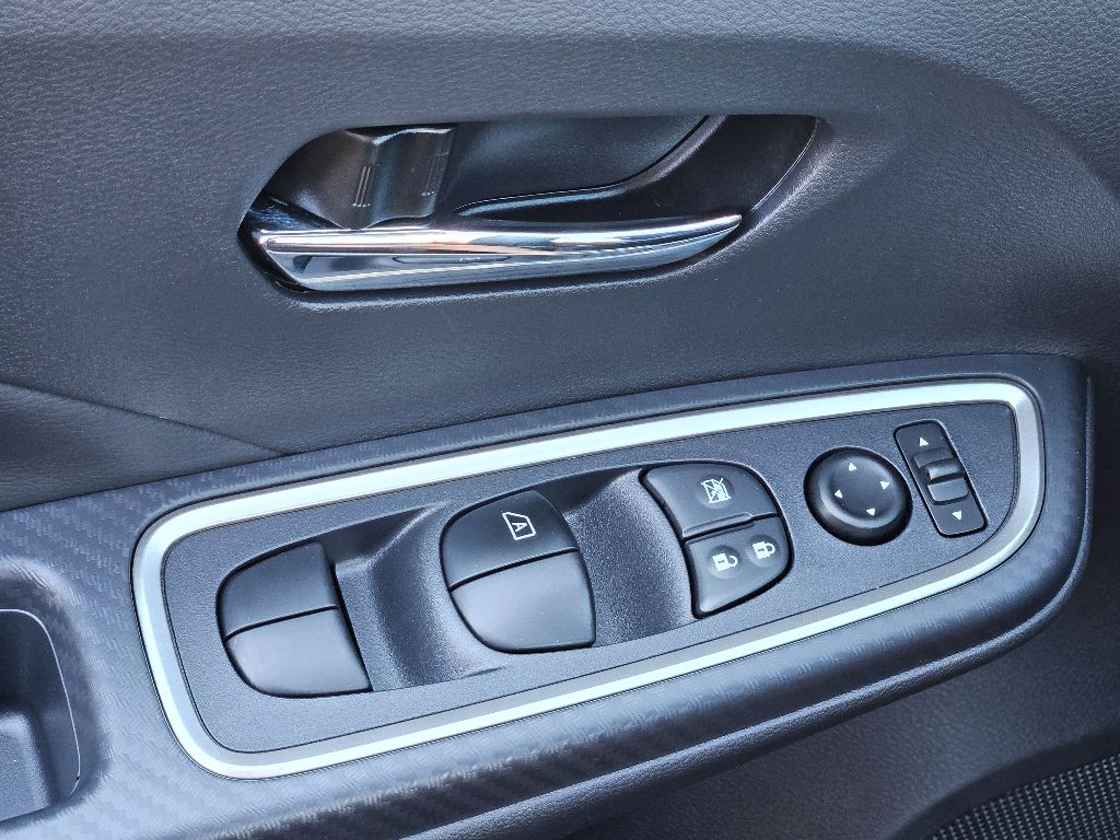 2025 Nissan Versa SR photo 15