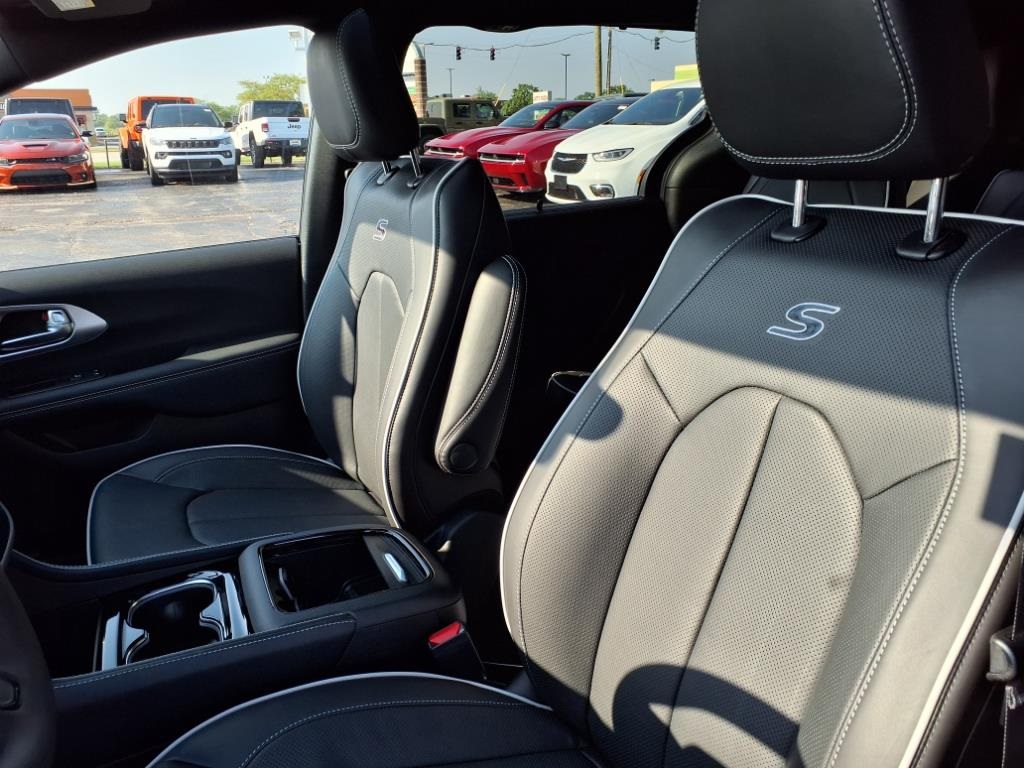 2026 Chrysler Pacifica Limited photo 10