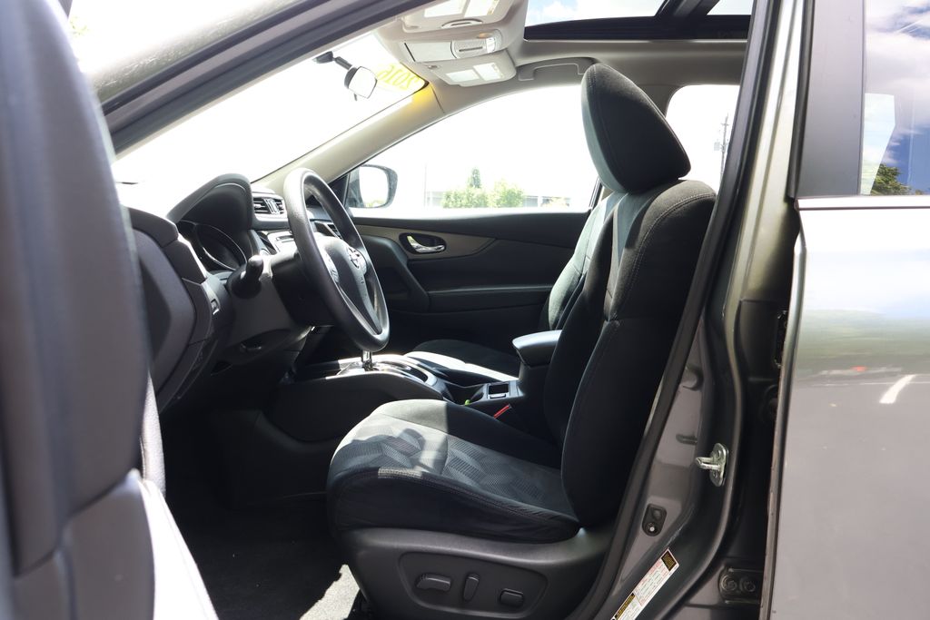 2016 Nissan Rogue SV photo 25