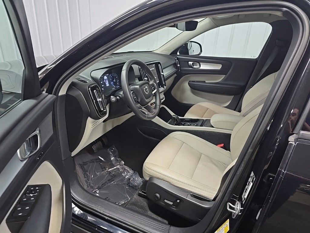 2022 Volvo XC40 Momentum photo 27