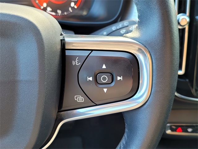 2021 Volvo XC40 Momentum photo 13