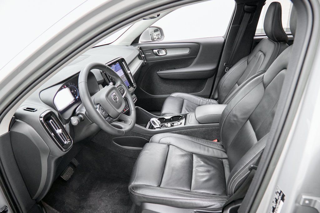 2023 VOLVO XC40 - Image 18