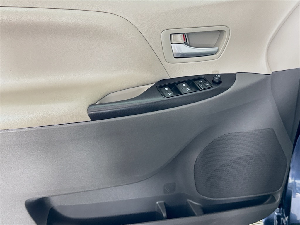 2017 Toyota Sienna LE photo 23