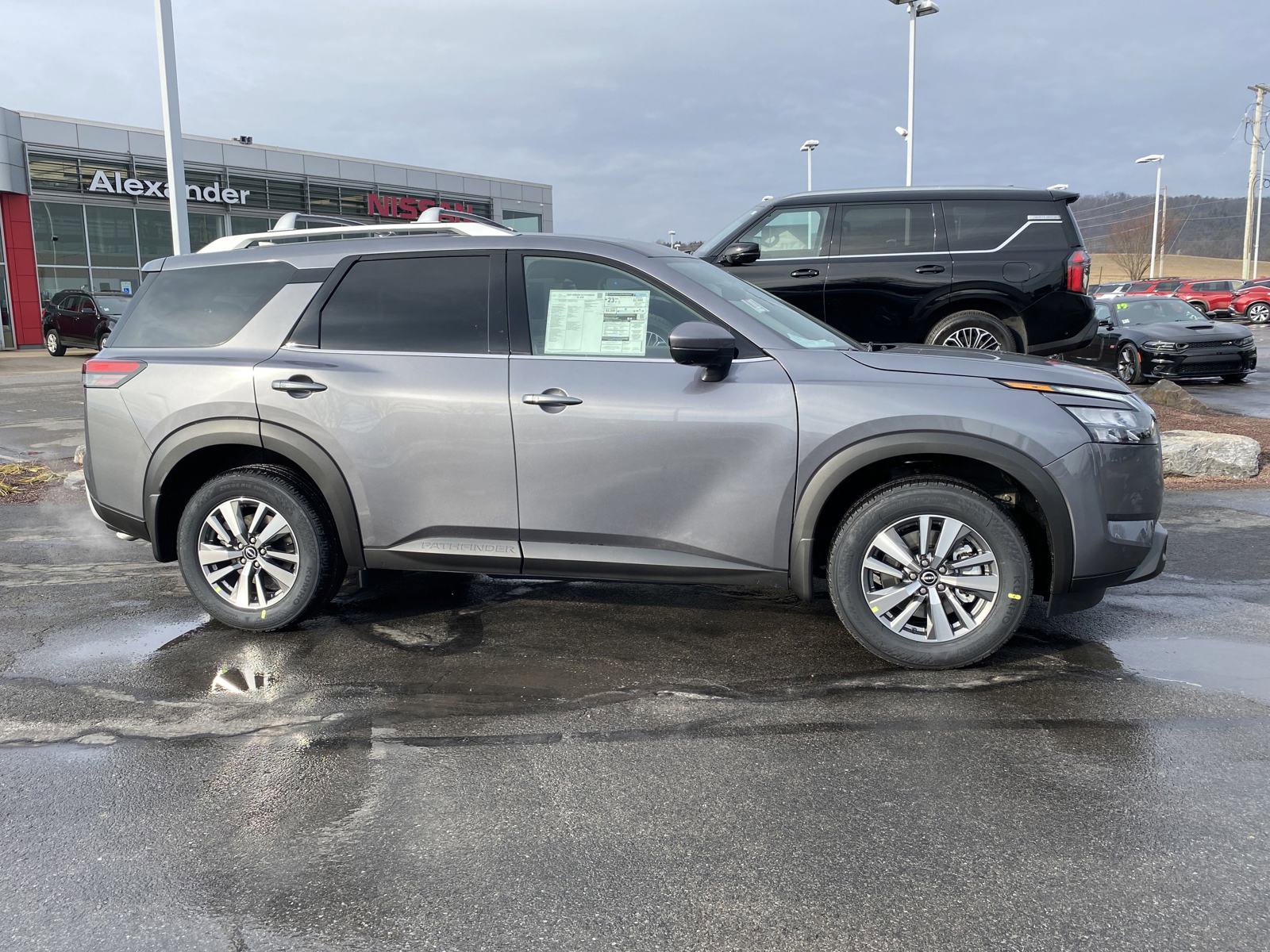2025 Nissan Pathfinder SL photo 2