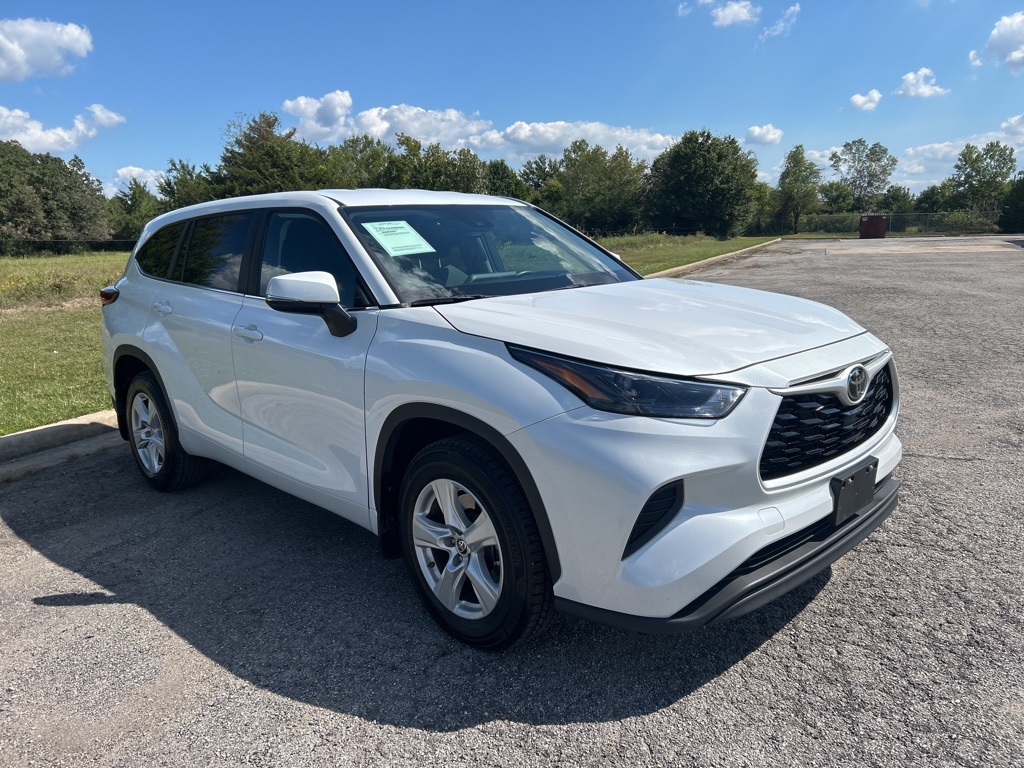 2023 Toyota Highlander L photo 3