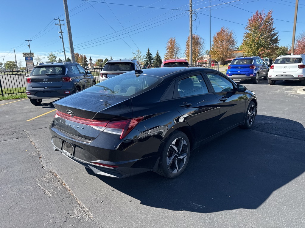 2023 Hyundai Elantra SEL photo 3