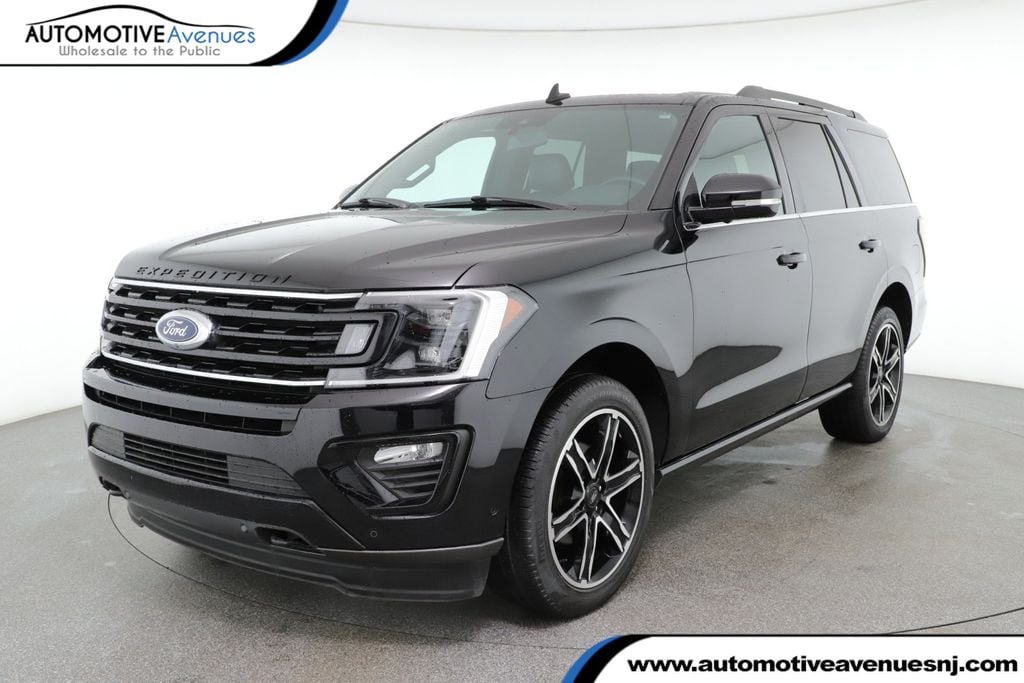Used 2021 Ford Expedition Limited 4×4 with Panoramic Vista Roof & 2nd Row Captain’s Chairs SUV