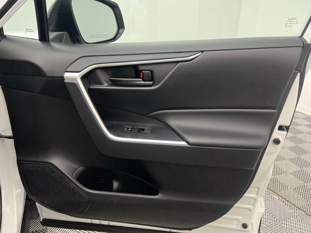 2024 Toyota RAV4 LE photo 12