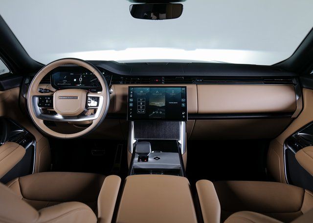 2025 Land Rover Range Rover SE photo 4