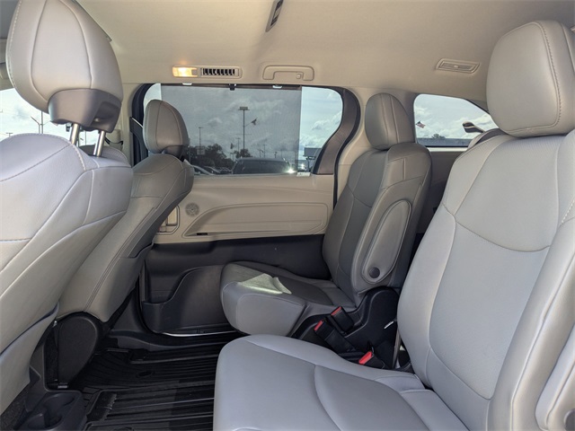 2022 Toyota Sienna XLE photo 11