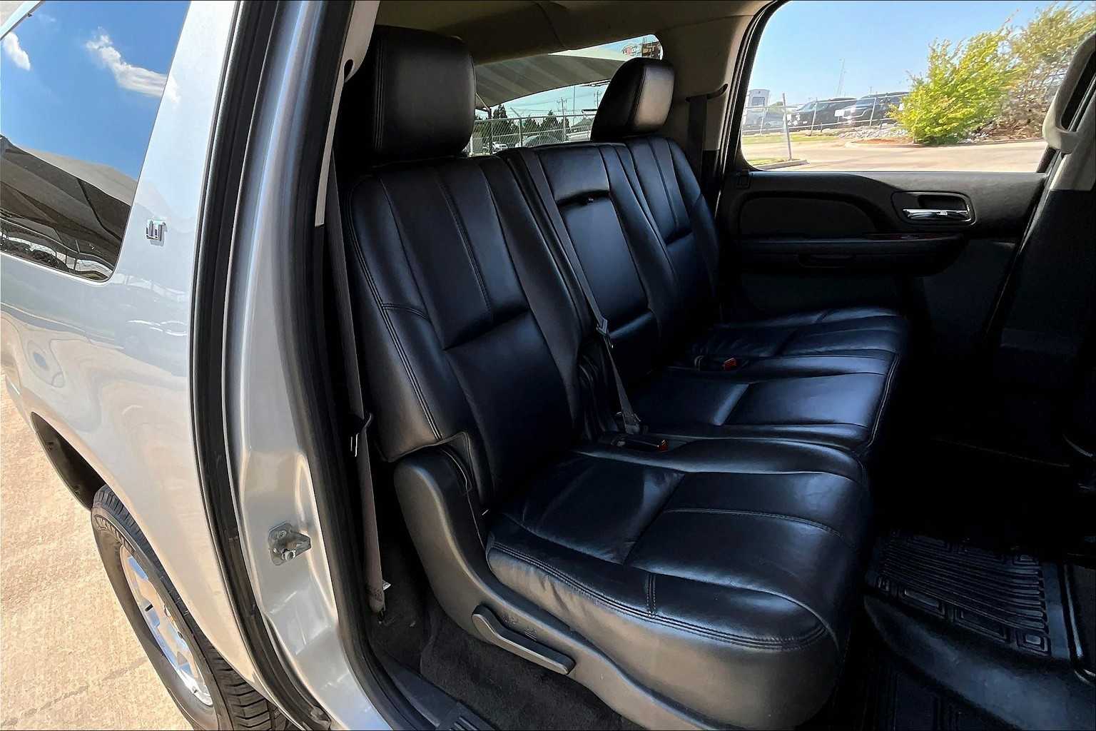 2012 Chevrolet Suburban LT photo 17