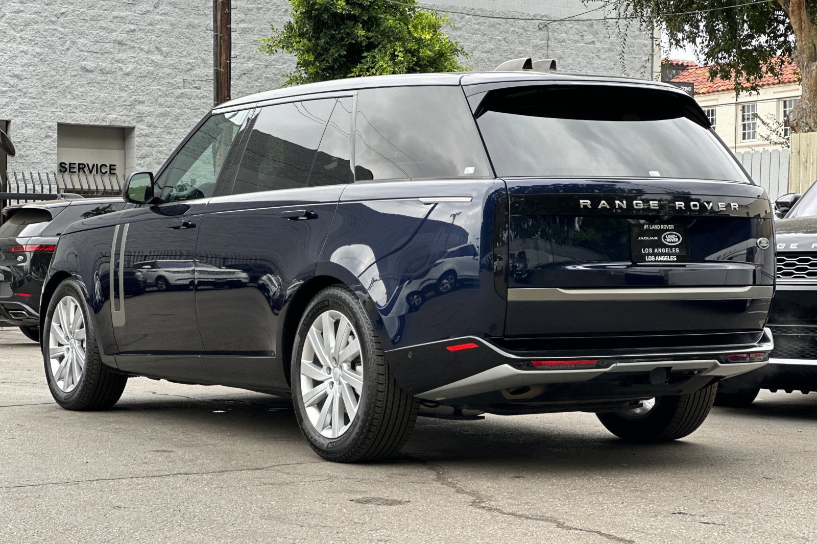 2023 Land Rover Range Rover SE photo 3