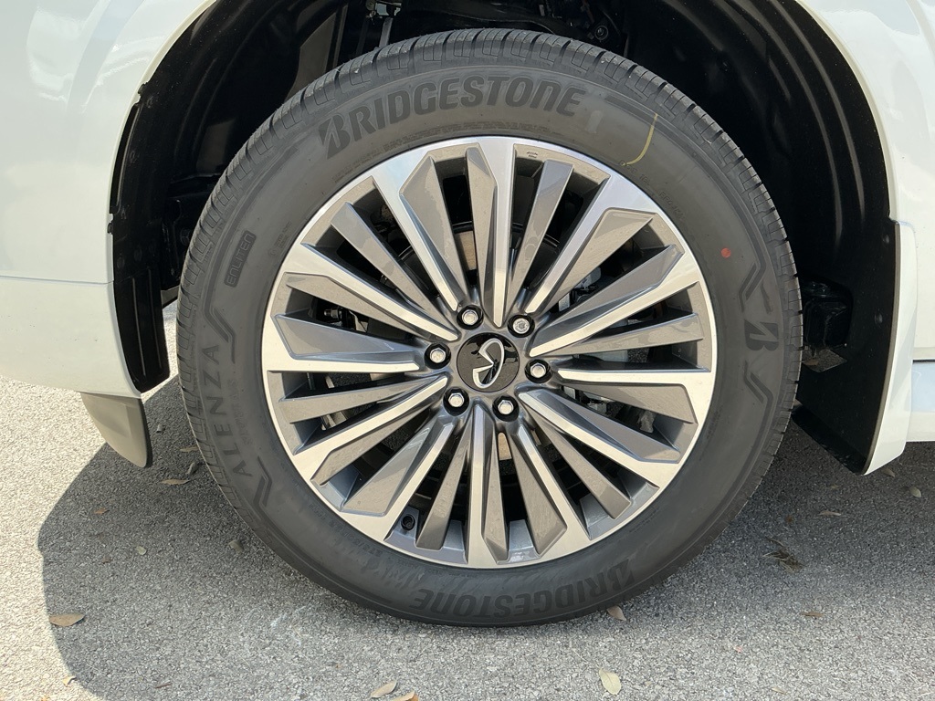 2026 Infiniti QX80 Luxe photo 6