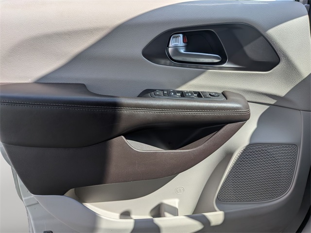 2017 Chrysler Pacifica Touring L photo 22
