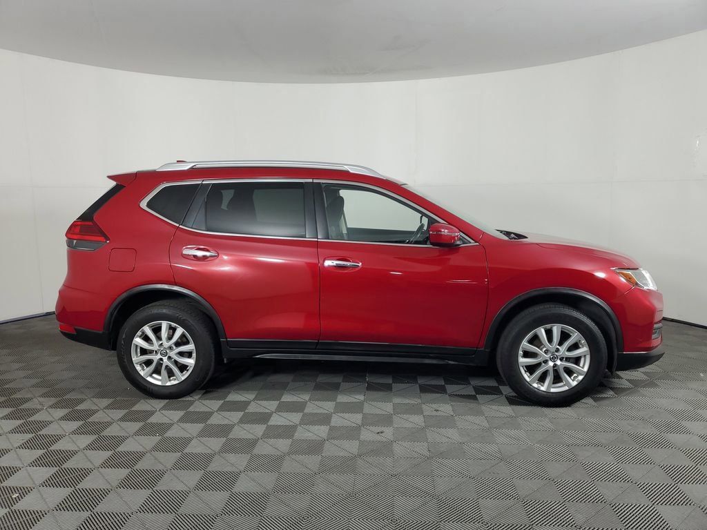 2017 Nissan Rogue SV photo 2