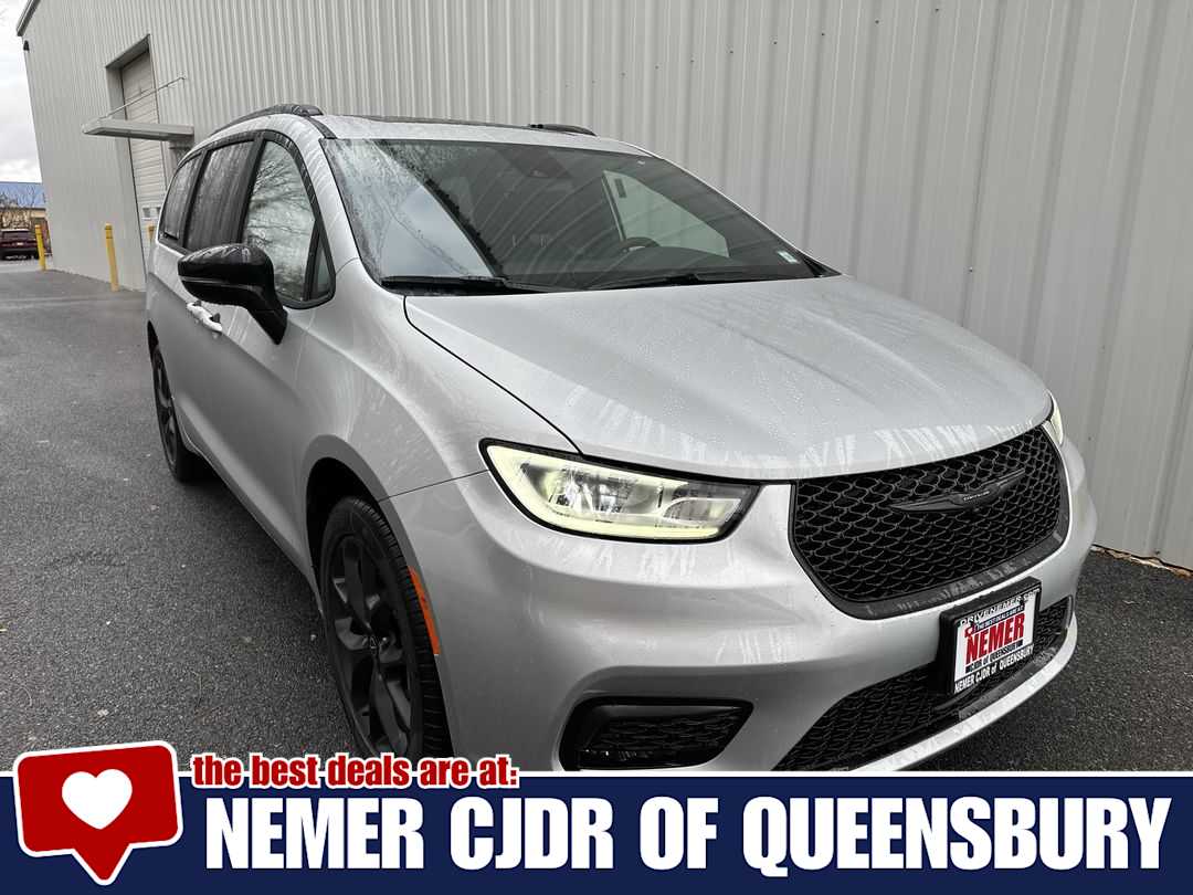 2026 Chrysler Pacifica Select's photo