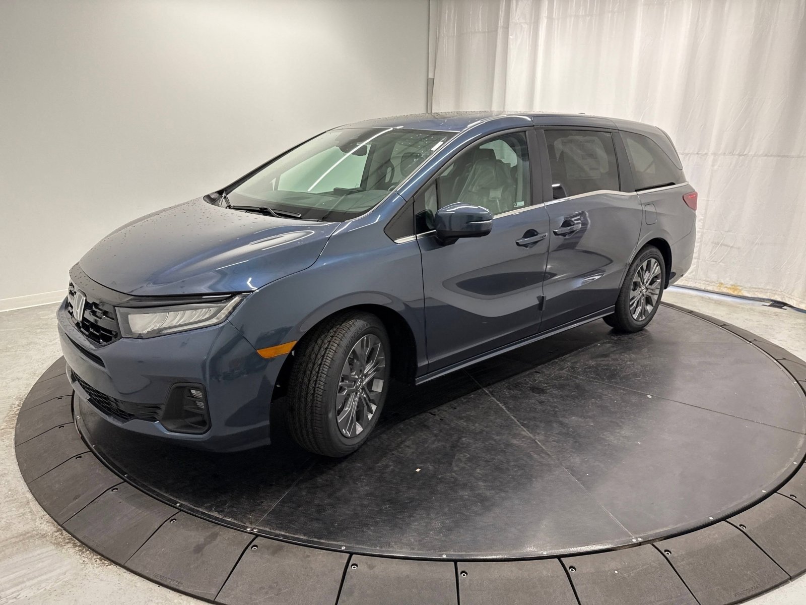 2026 Honda Odyssey Touring photo 3