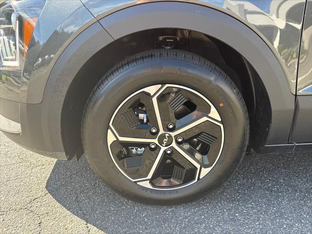 2025 Kia Niro LX photo 2