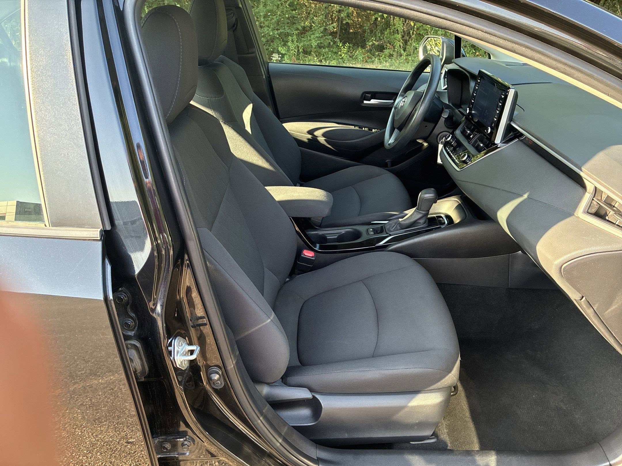 2021 Toyota Corolla LE photo 25