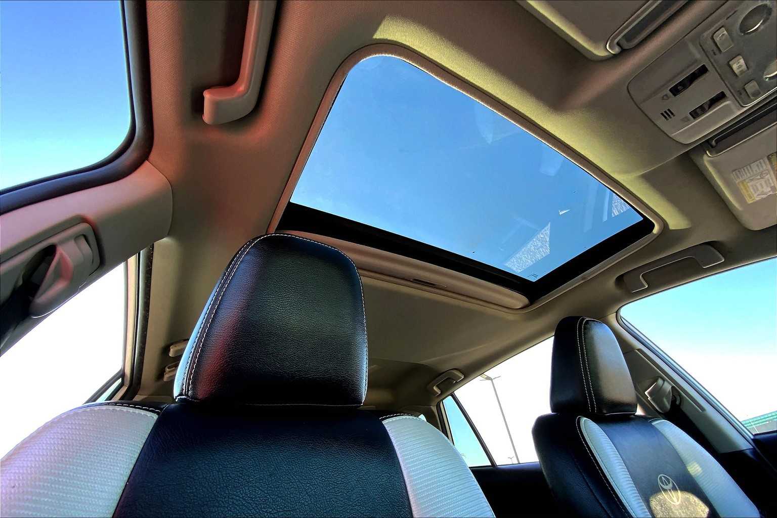 2015 Toyota RAV4 XLE photo 12