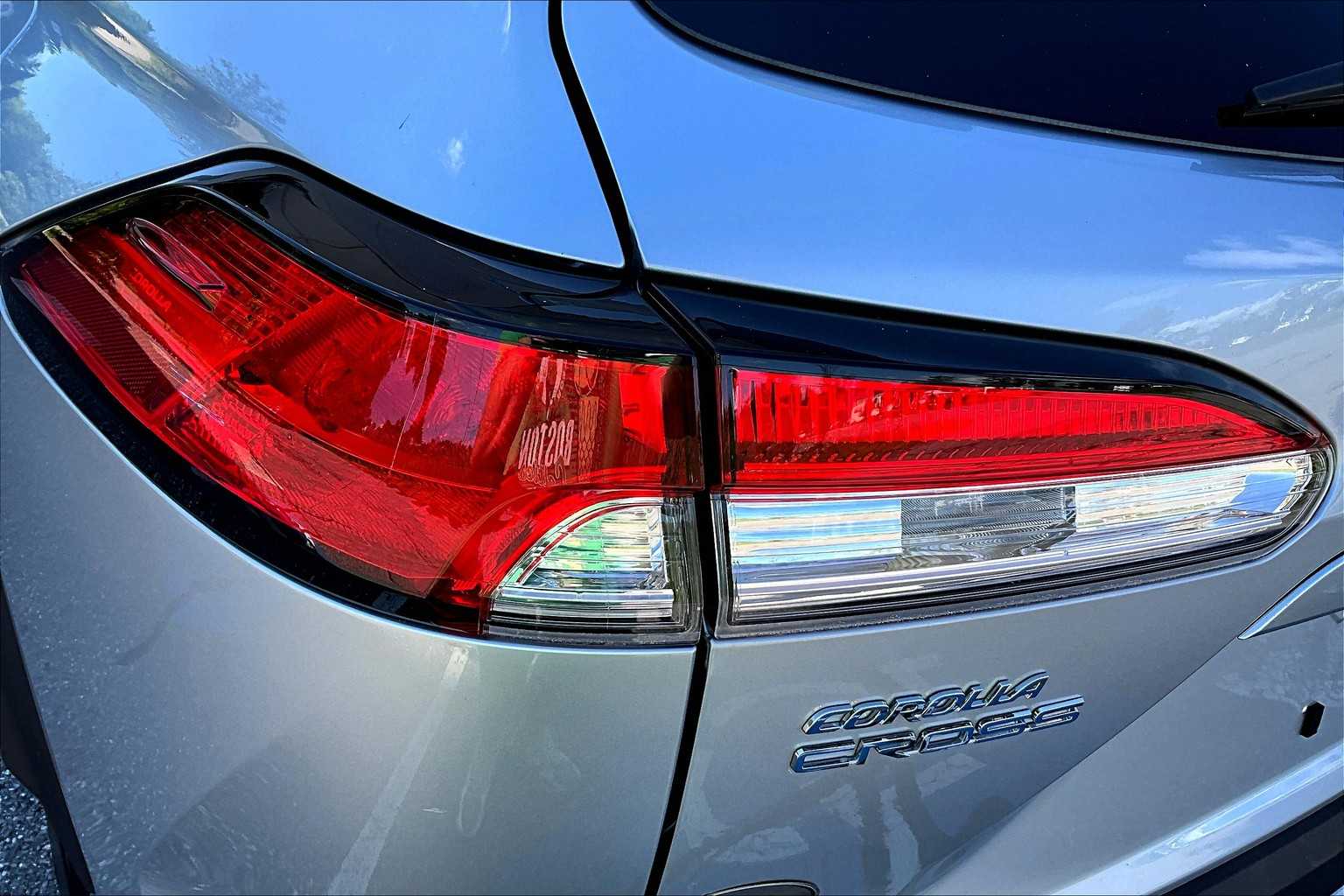 2022 Toyota Corolla Cross LE photo 26