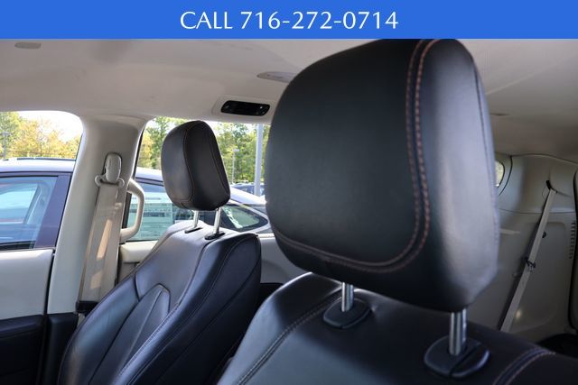 2018 Chrysler Pacifica Touring L photo 4