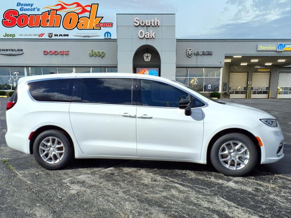 2026 Chrysler Pacifica photo 2