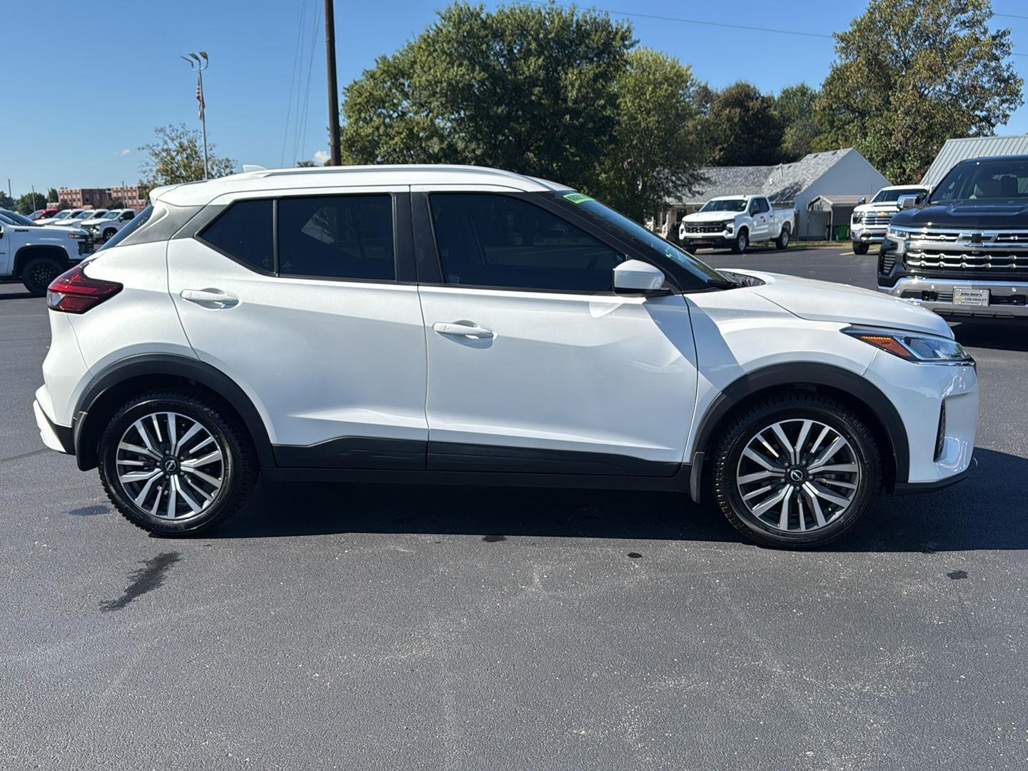 2022 Nissan Kicks SV photo 3