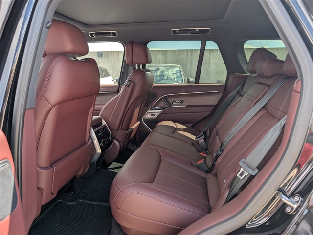 2025 Land Rover Range Rover SE photo 4