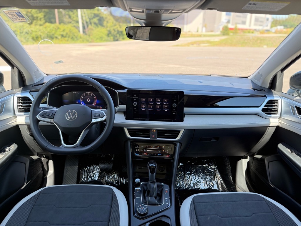 2025 Volkswagen Taos SE photo 15