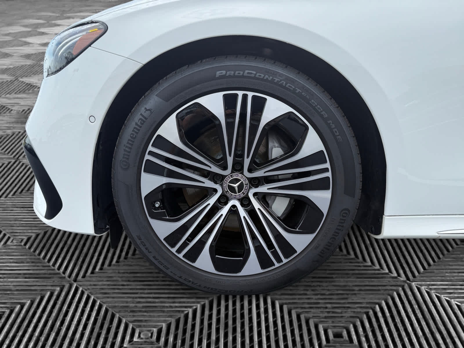 2025 Mercedes-Benz E-Class E350 - Photo 9