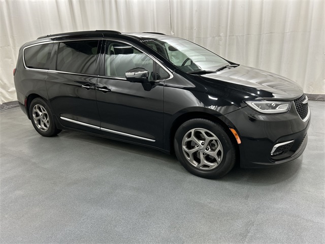 2022 Chrysler Pacifica Limited's photo