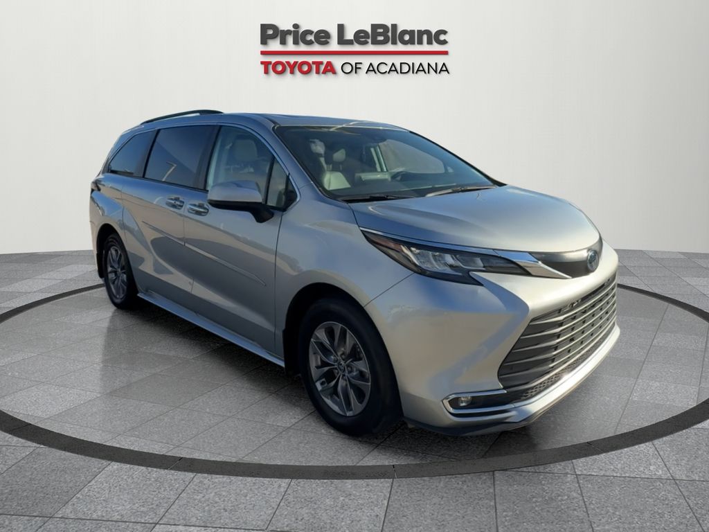 2023 Toyota Sienna XLE's photo
