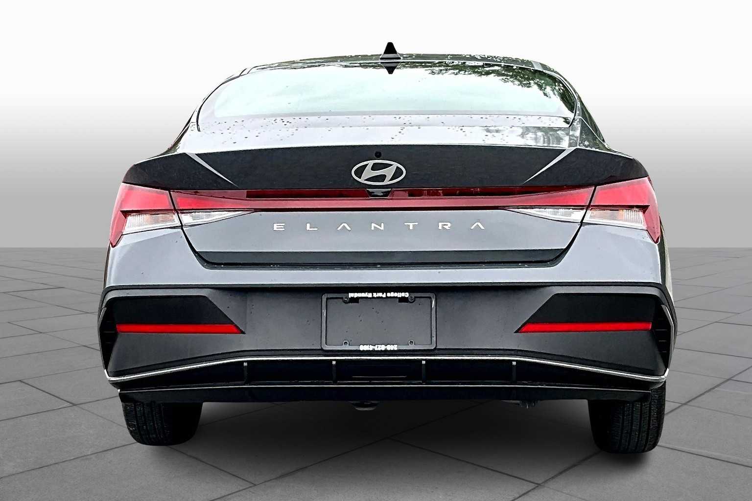 2025 Hyundai Elantra SE photo 4