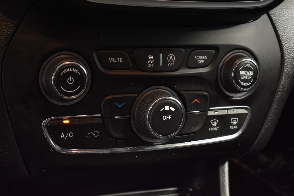 2020 Jeep Cherokee Latitude photo 22