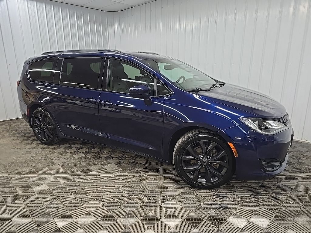 2020 Chrysler Pacifica Touring L's photo