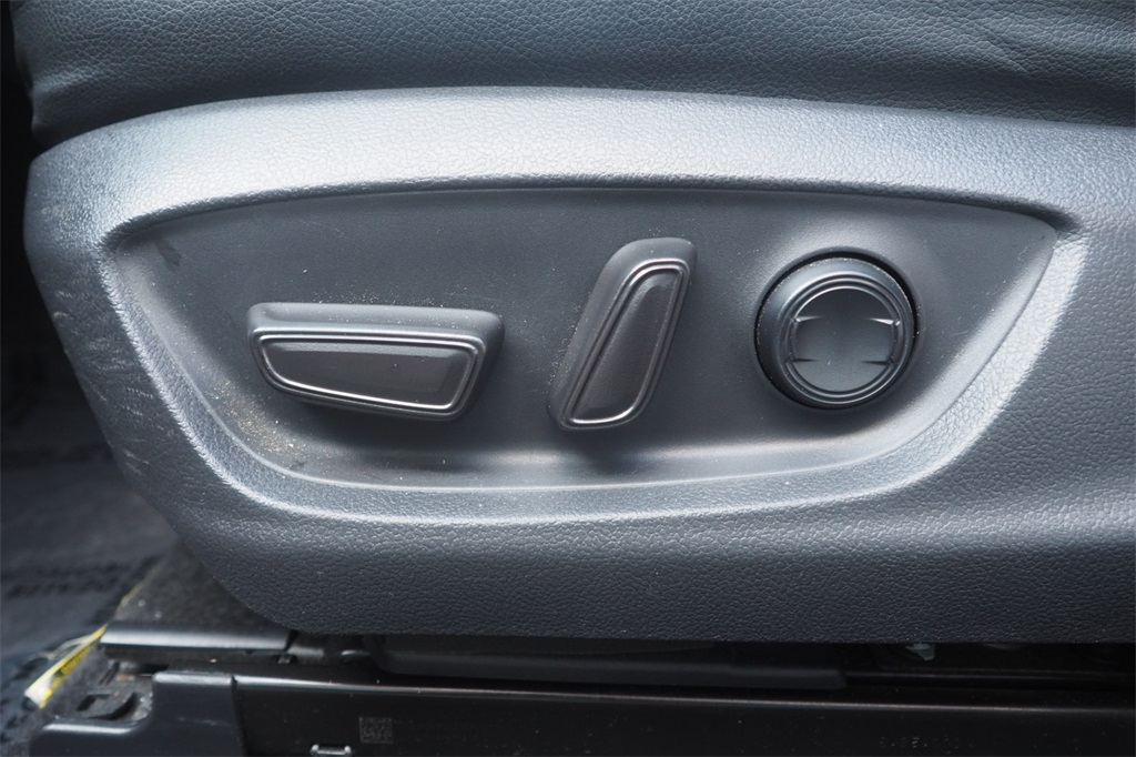 2019 Toyota Camry XSE photo 19