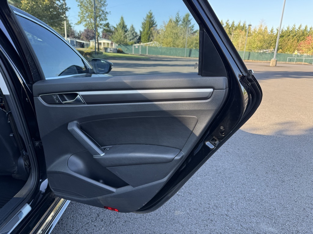 2016 Volkswagen Passat R-Line photo 21