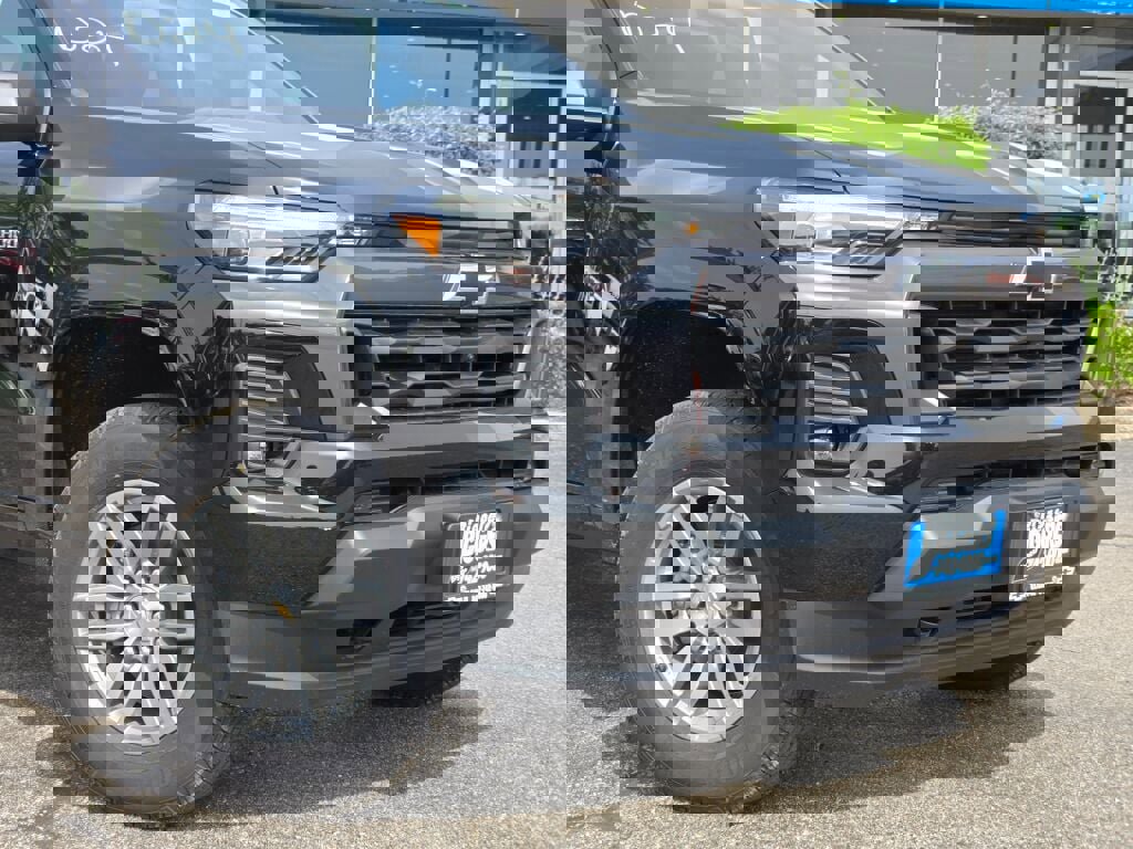 2025 Chevrolet Colorado Work Truck LT photo 2