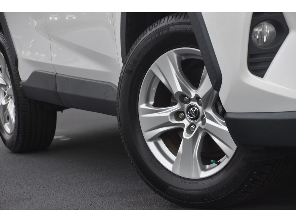 2020 Toyota RAV4 XLE photo 10