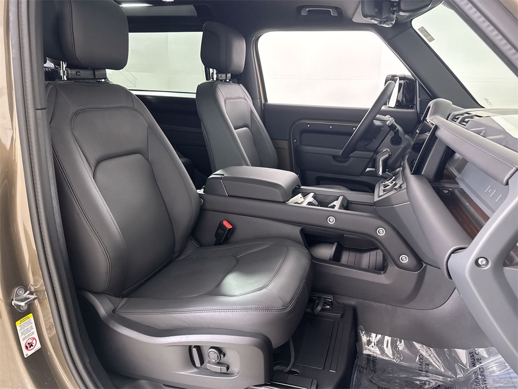 2025 Land Rover Defender 90 X-Dynamic SE photo 22