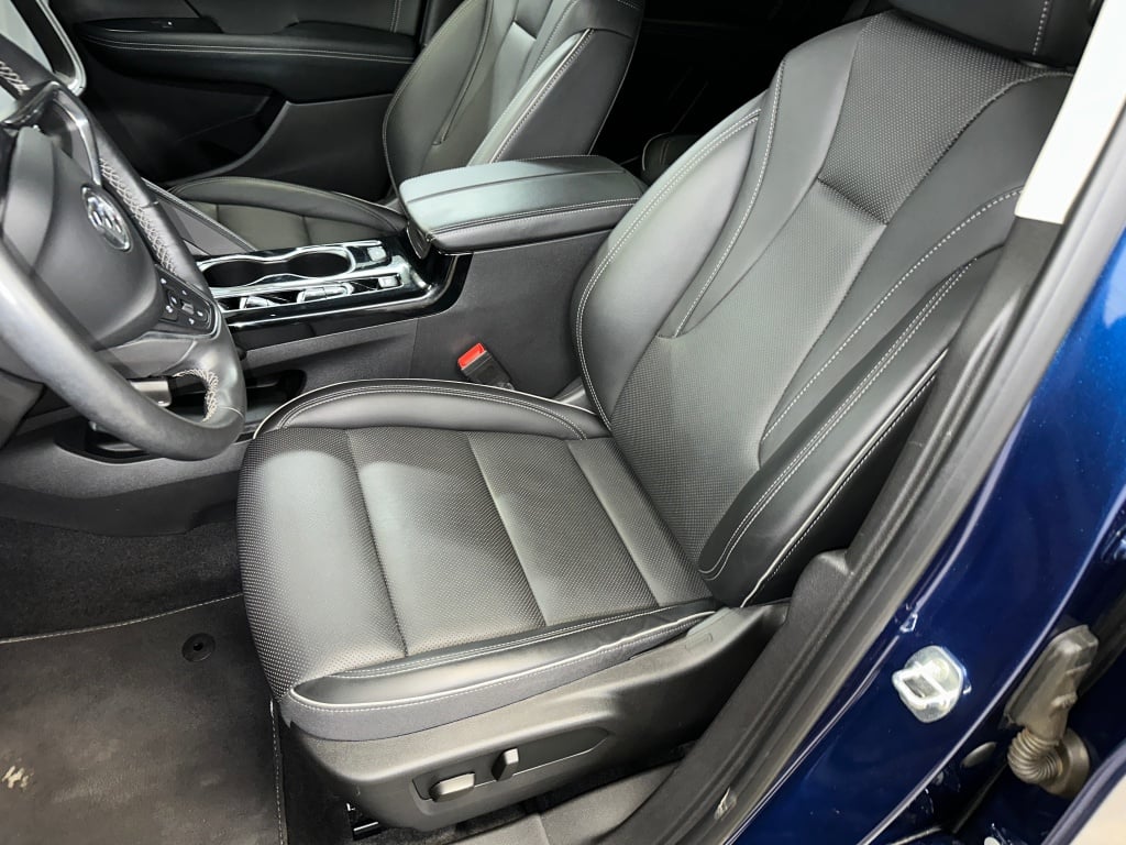 2023 Buick Envision Essence photo 2