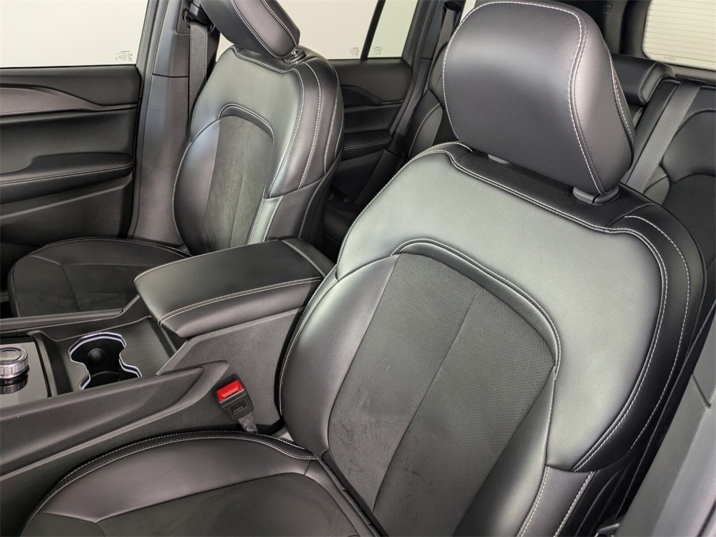 2023 Jeep Grand Cherokee Laredo Altitude photo 9
