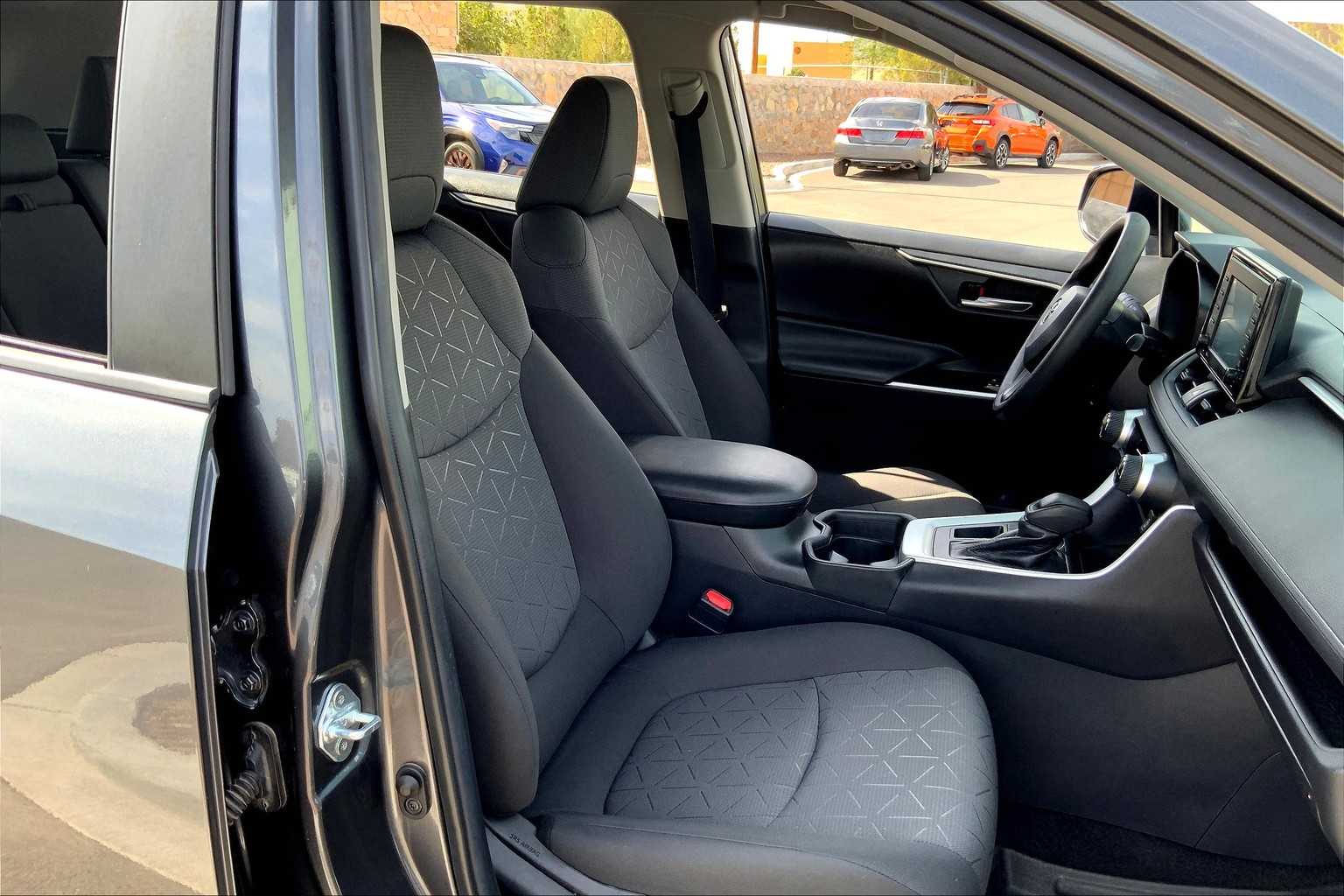2021 Toyota RAV4 XLE photo 8