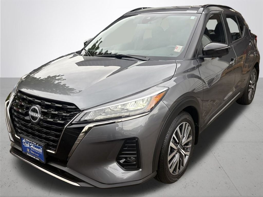2023 Nissan Kicks SR photo 2