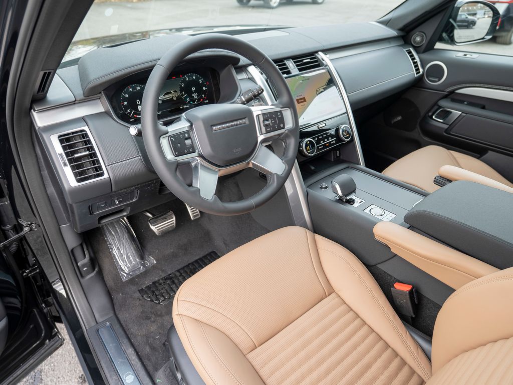 2026 Land Rover Discovery photo 3