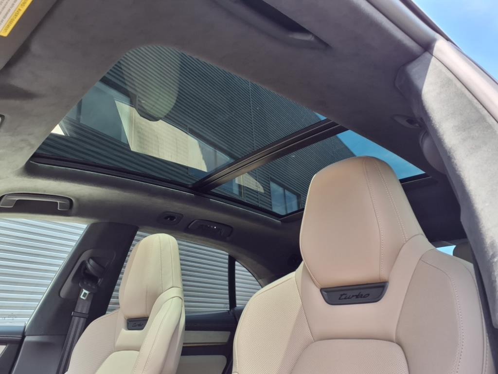 2024 Porsche Macan Electric Turbo photo 6