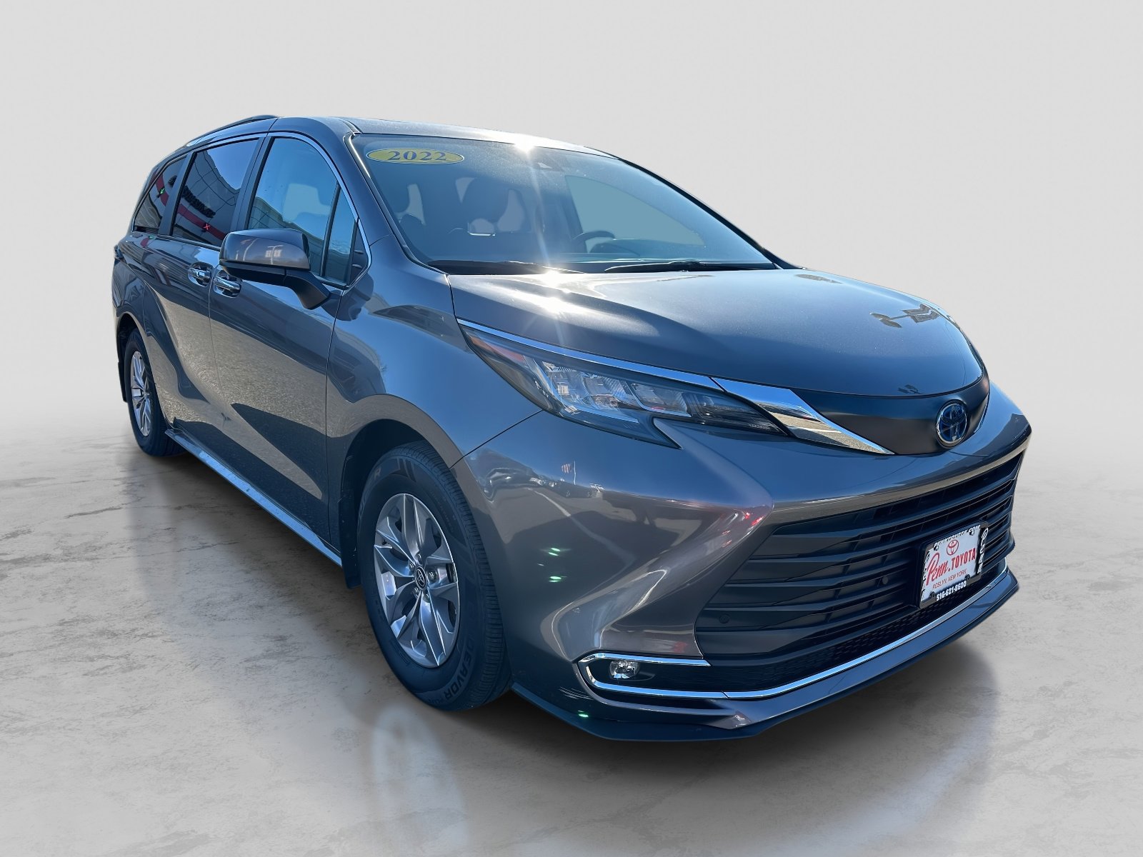 2022 Toyota Sienna XLE's photo