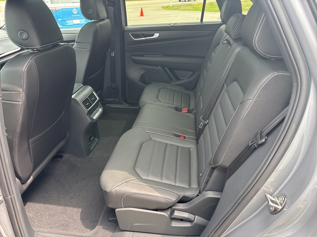 2025 Volkswagen Atlas Cross Sport SEL R-Line photo 15