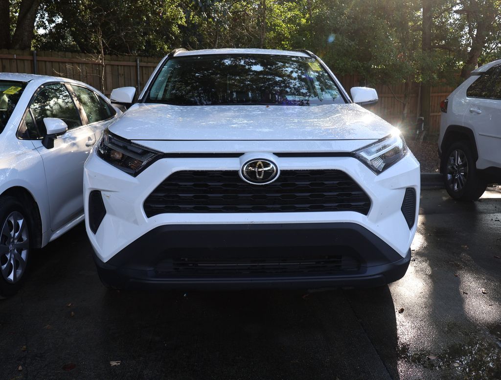 2024 Toyota RAV4 XLE photo 2